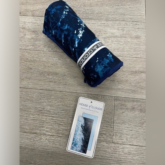 HOUSE OF CLOUDS SAND-FREE MICROFIBER BEACH TOWEL - Picture 4 of 6